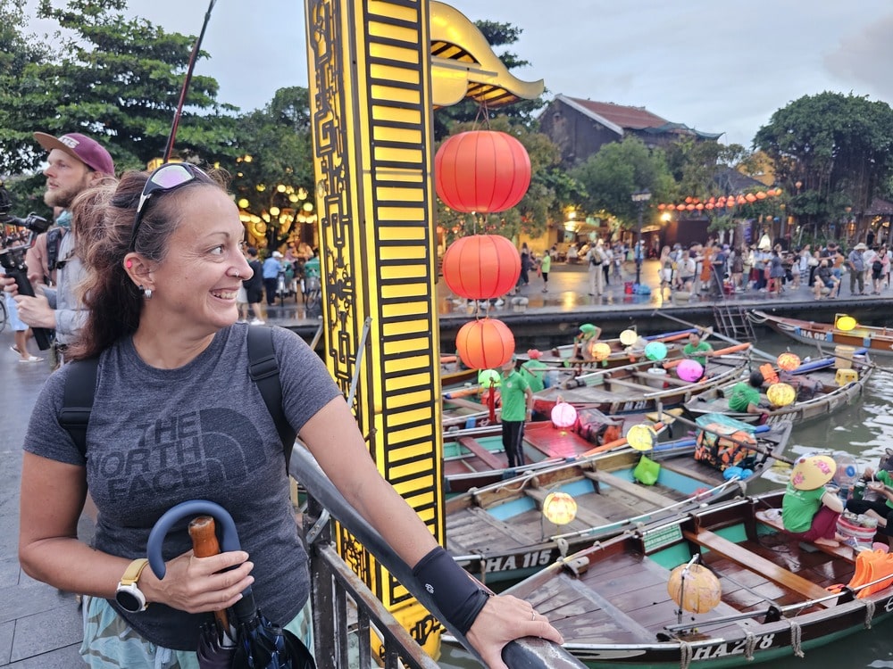 Moi devant les barques de la rivière à Hoi An, lors d'un itinéraire au Vietnam