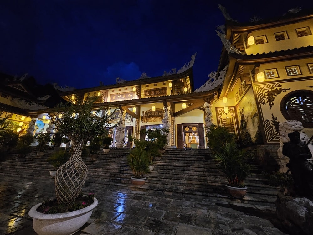 Temple bouddhiste sur la Monkey Mountain de Danang, lors de notre itinéraire au Vietnam