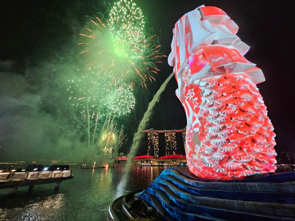 The Merlion, symbole de Singapour, qui crache de l'eau pendant les festivités entourant le Grand-Prix F1 de Singapour pendant notre voyage en Asie