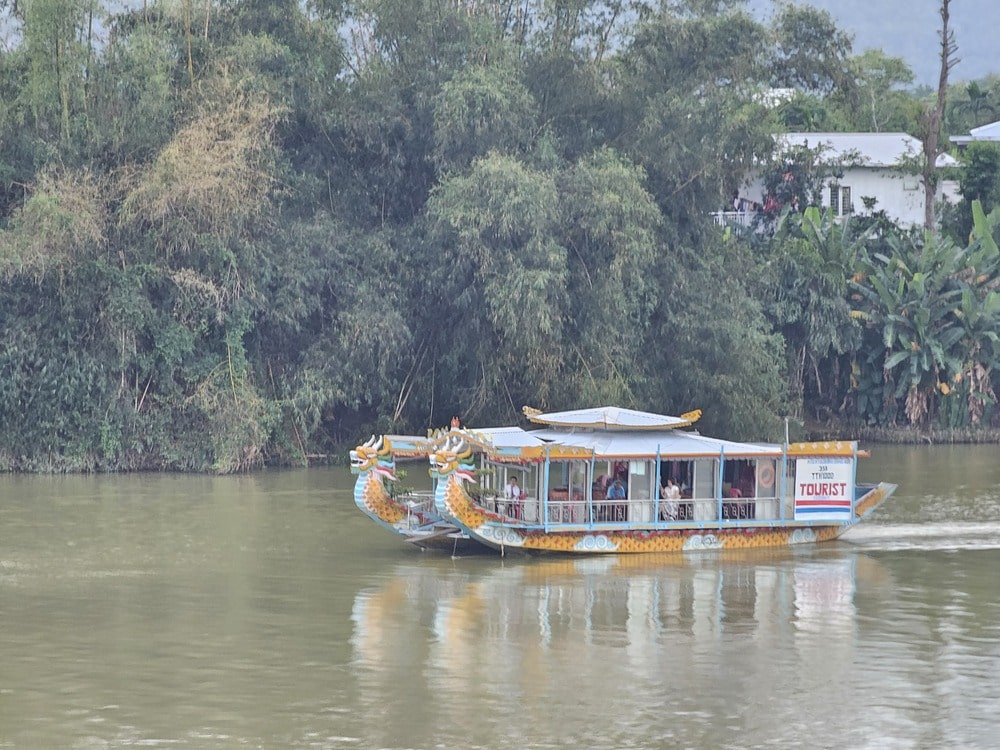 Bateau traditionnel parcourant la rivière des parfums à Hué