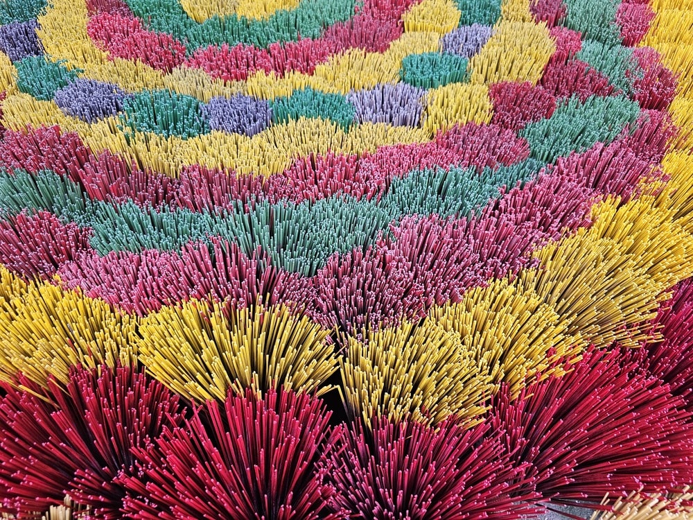Millier de bâtons d'encens colorés, faits à la main dans un village près de Hué au Vietnam