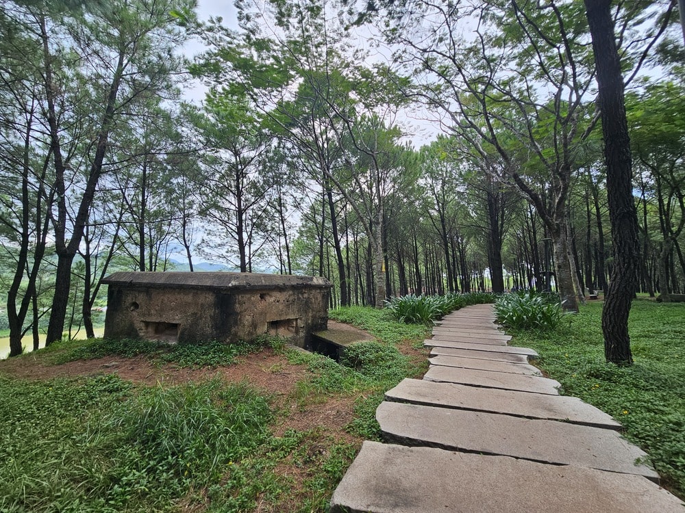 Ancien bunker américain qui date de la guerre du Vietnam, dans un parc de Hué au Vietnam
