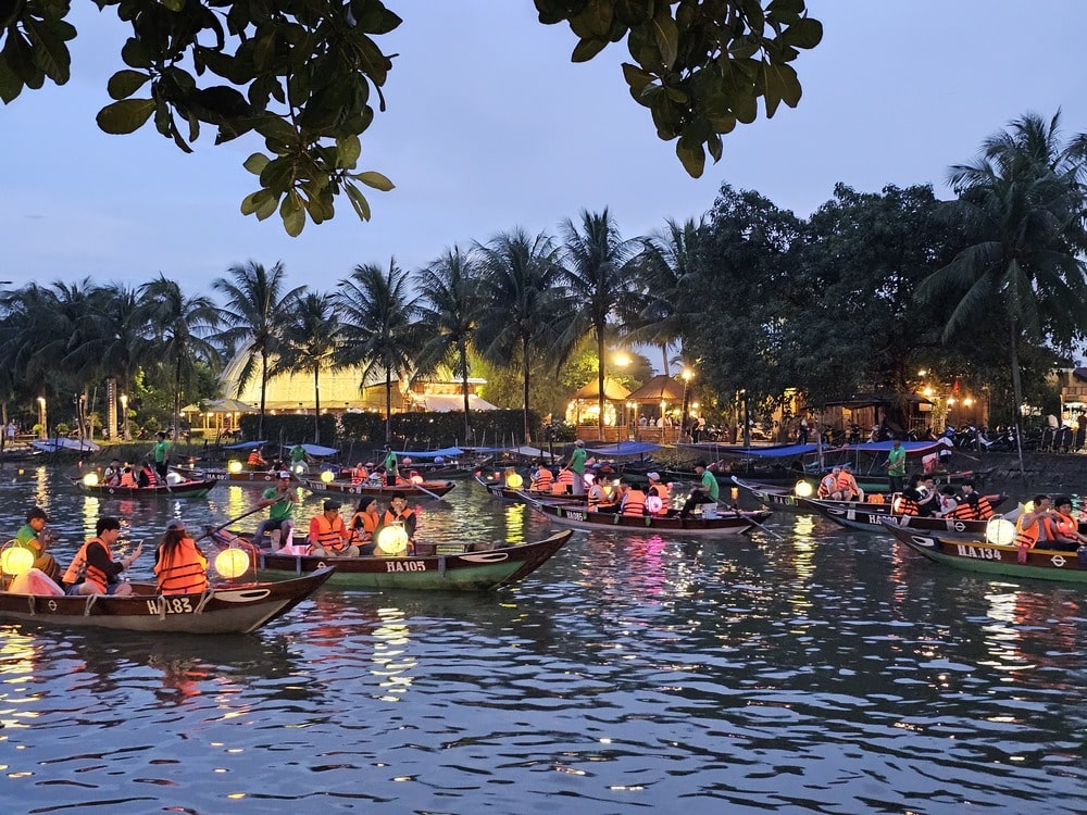 Barques illuminées sur la rivière dans le Old HoiAn où les gens vont déposer leurs offrandes