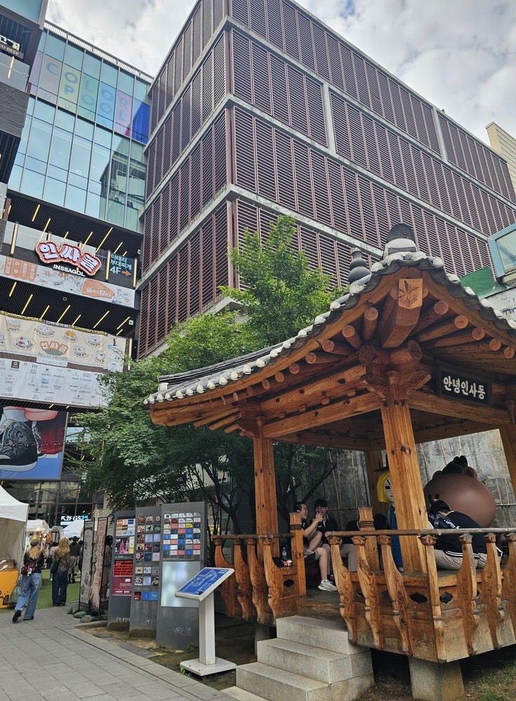 Temple pour les gens qui veulent travailler à l'extérieur devant un bâtiment moderne de Séoul