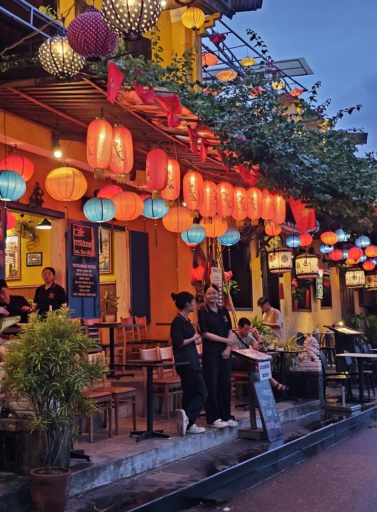 Façade avec lanternes chinoises de restaurant du vieux quartier de Hoi An, au Vietnam