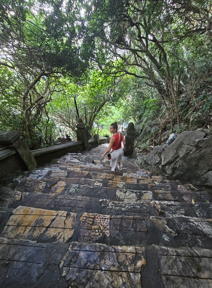 Ma soeur qui descend les escaliers de marbre après la visite de la montagne sacrée
