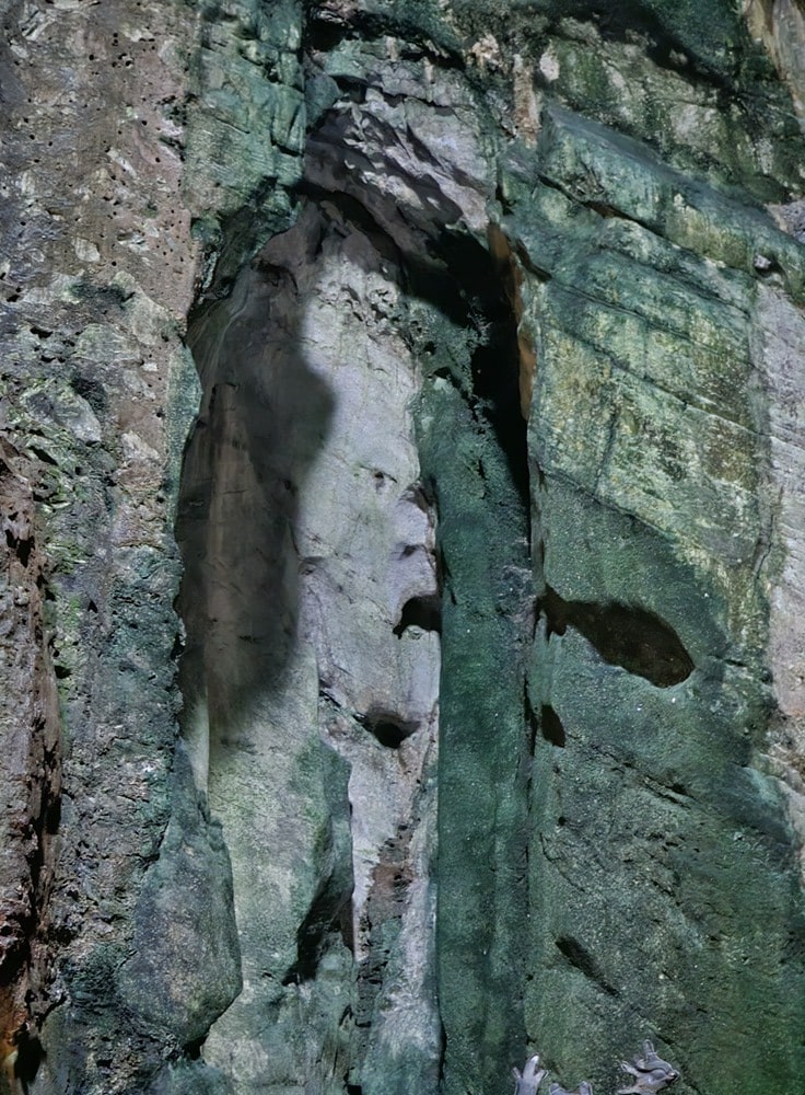Impression de voir 2 visages dans la roche, Marble Mountain