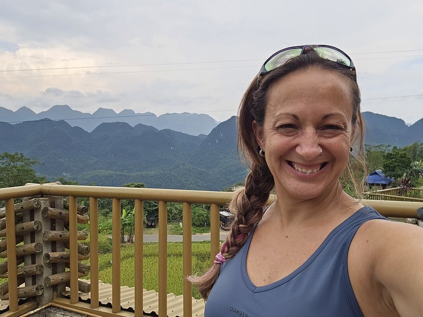 Moi, sur le toit de notre lodge à Pu Luong, admirant les montagnes au loin