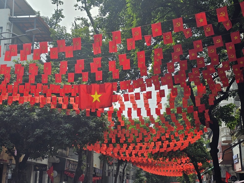 Partout dans la ville de Hanoi, au Vietnam, on voit des drapeaux du Vietnam et des drapeaux communistes