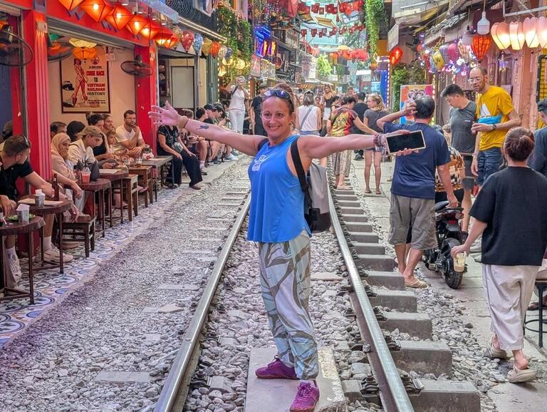 Je suis en attente pour le train de Hanoi, pendant mon voyage au Vietnam avec ma soeur