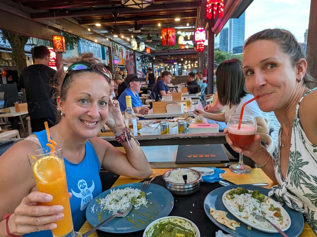 Ma soeur et moi au restaurant à Singapour, pendant qu'on déguste un bon repas indien, lors de notre séjour en Asie