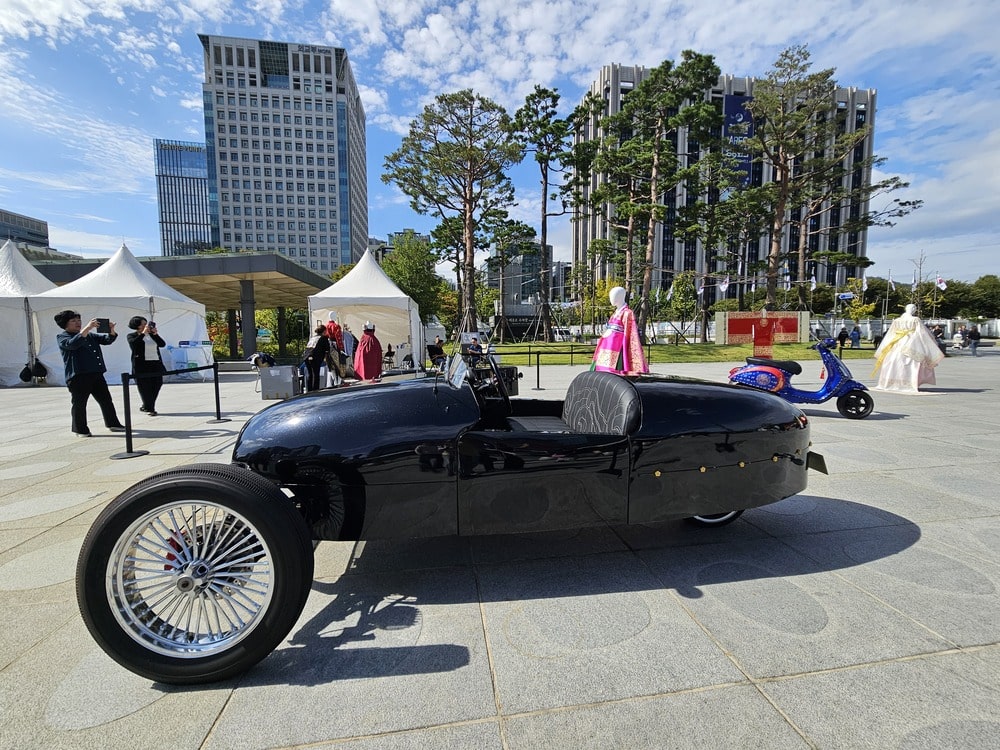Exposition d'une ancienne voiture à la Plaza Séoul devant le palais présidentiel