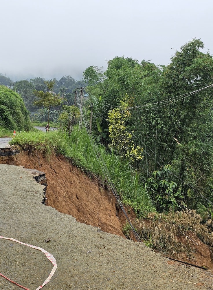 Sur la route pour aller voir les rizières, nous sommes tombées sur un glissement de terrain, à Pu Luong