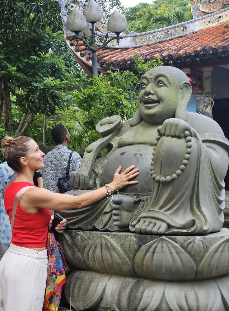 Ma soeur devant le Happy Bouddha, en visite à Danang, au Vietnam