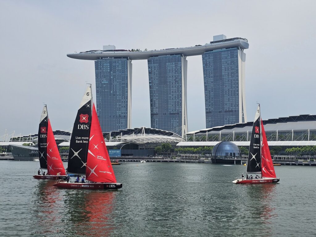 Marina Bay Sand derrière avec des voiliers de course dans la rivière Singapour