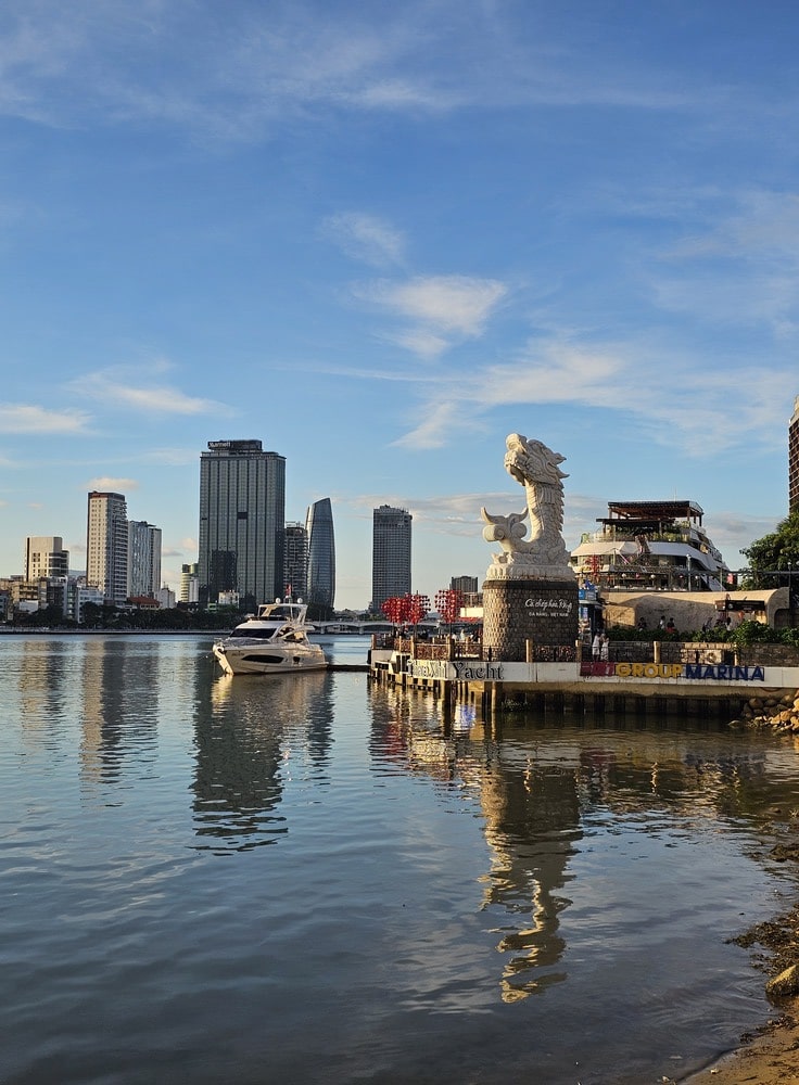 Marina de Danang avec sa statue de dragon-sirène, aperçu lors de notre itinéraire au Vietnam