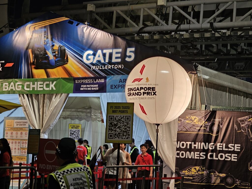 Publicités du Grand-Prix de Formule 1 dans les rues de Singapour lors de l'évènement qui avait lieu durant mon voyage au Vietnam, avec arrêt à Singapour