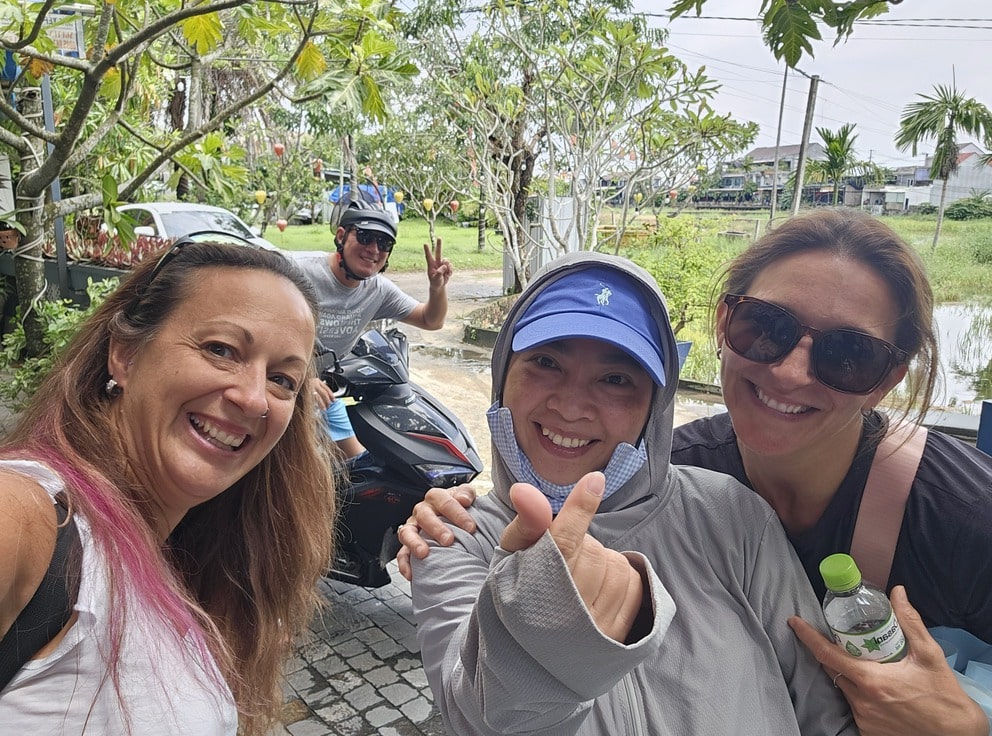 Ma soeur et moi en compagnie de nos deux chauffeurs en visite à Hoi An