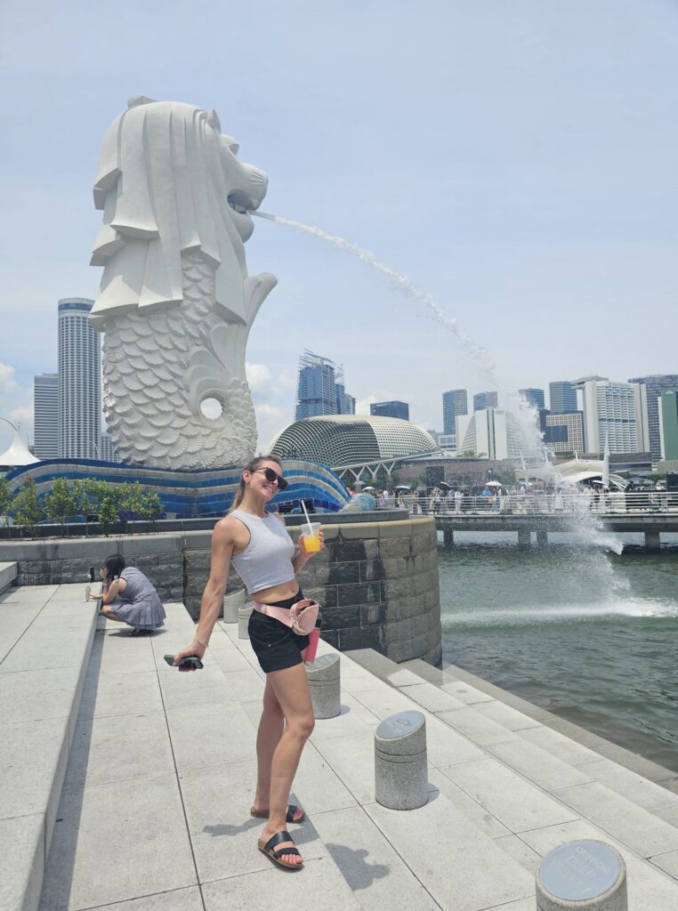 Ma soeur devant le célèbre Lion de Singapour, heureuse de profiter de son premier voyage en Asie