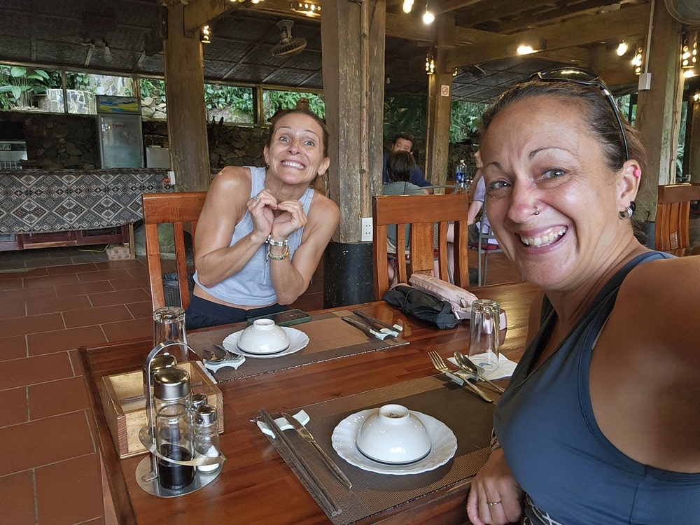 Les 2 soeurs, quelques minutes avant de recevoir notre repas, au restaurant de notre hébergement de Pu Luong