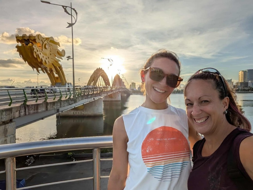 Ma soeur et moi devant le pont Dragon de la ville de Danang, un arrêt de deux nuits lors de notre itinéraire au Vietnam