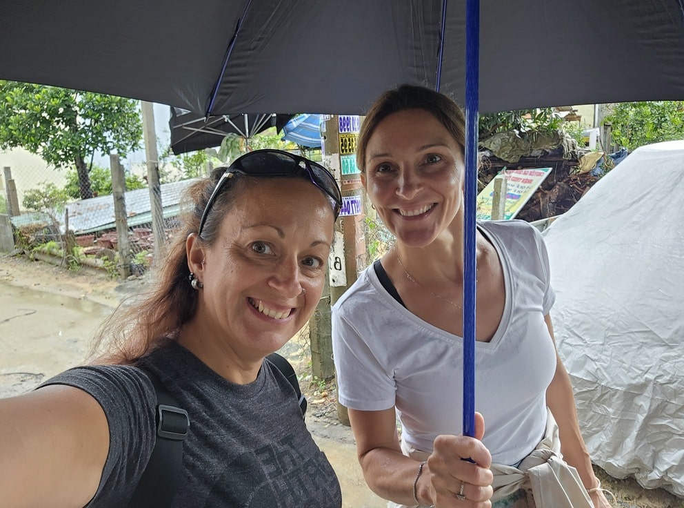 Ma soeur et moi sous un parapluie pendant qu'on marche dans la rue, vers le centre de HoiAn au Vietnam
