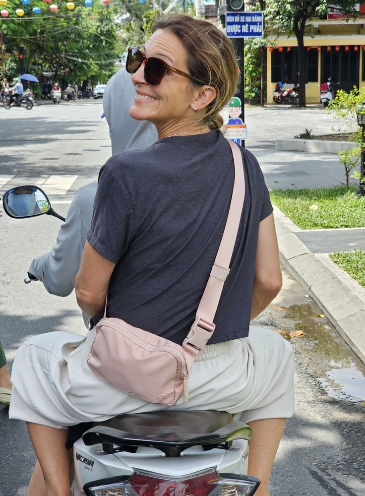 Ma soeur sur la moto dans les rue de Hoi An pour se rendre au salon de beauté