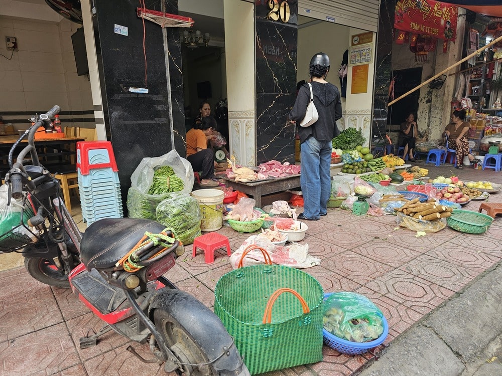 Vendeurs de légumes dans les rues de Hanoi