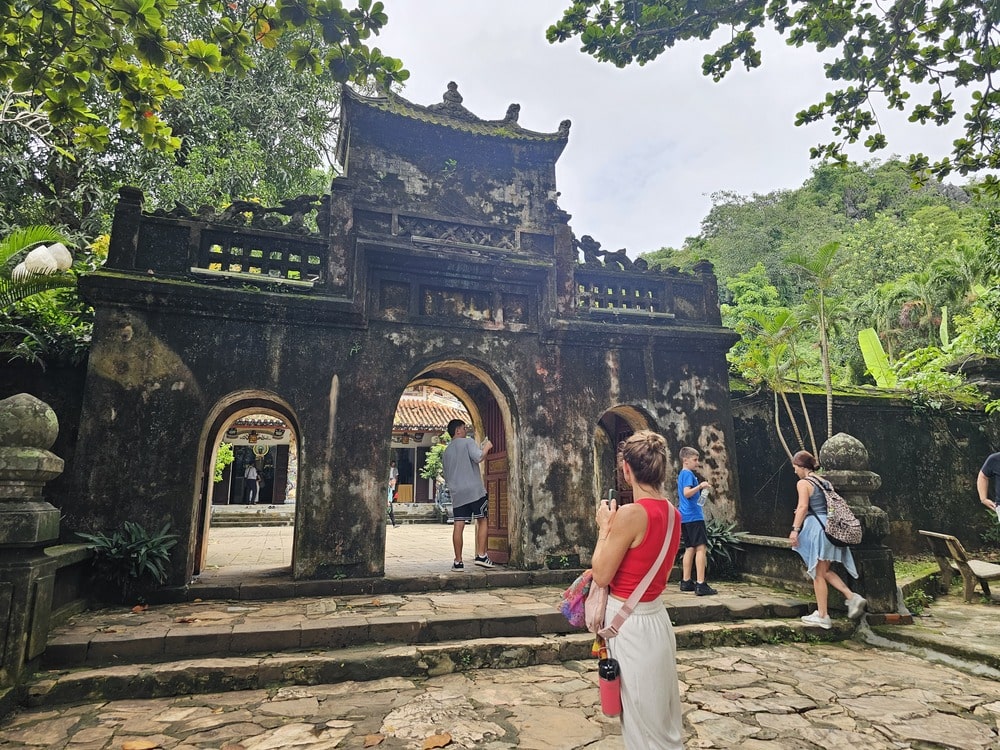 Ma soeur qui pose devant une gate de l'entrée d'un temple bouddhiste