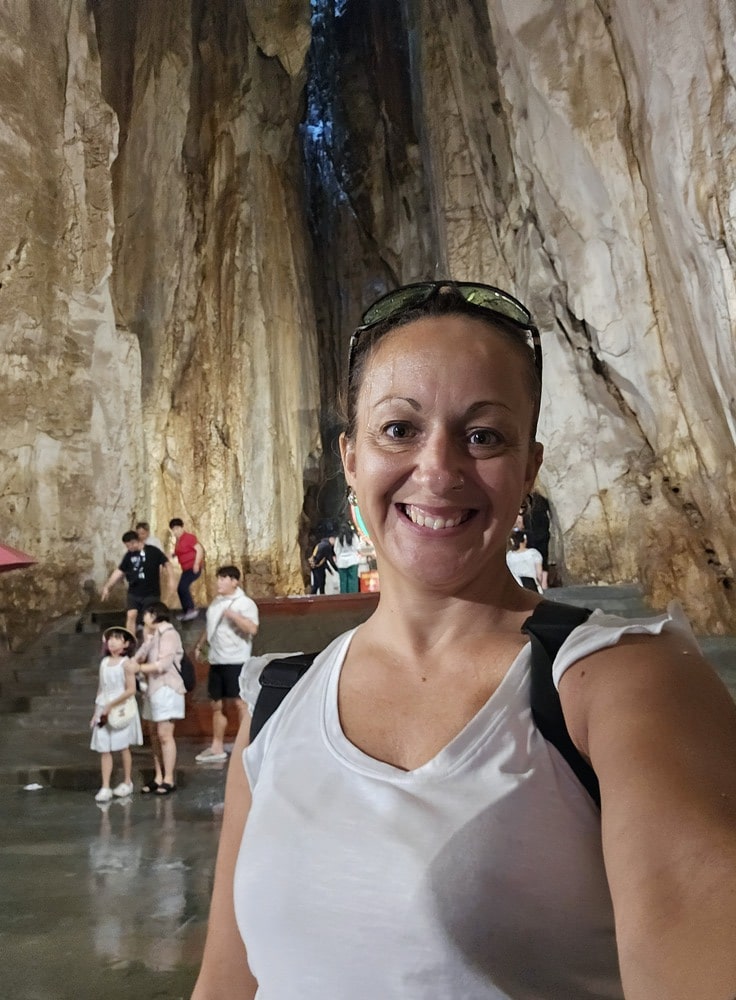 Sandra dans la grotte de l'enfer, à Marble Mountain, près de Danang