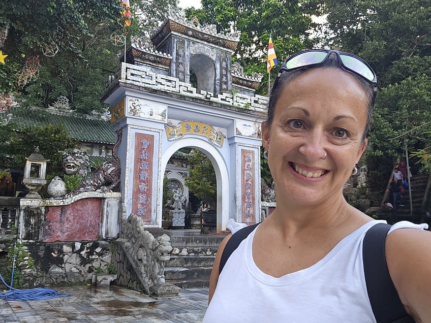 Sandra devant une porte de temple