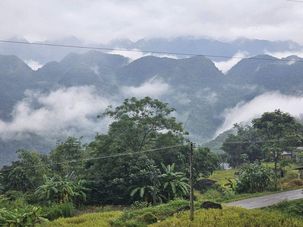 Les montagnes de Pu Luong étaient entourées de nuages lors de notre arrivée dans les rizières