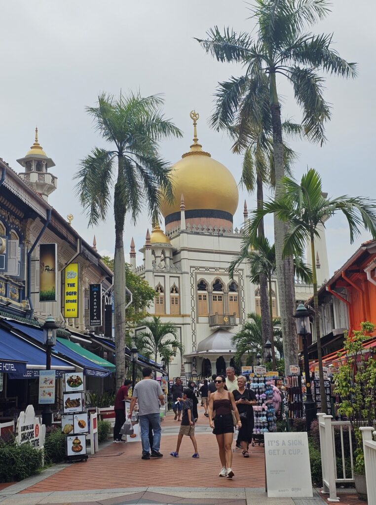 Mosqué du Sultan avec différents commerces et restaurants dans le quartier arabe de Singapour en voyage en Asie