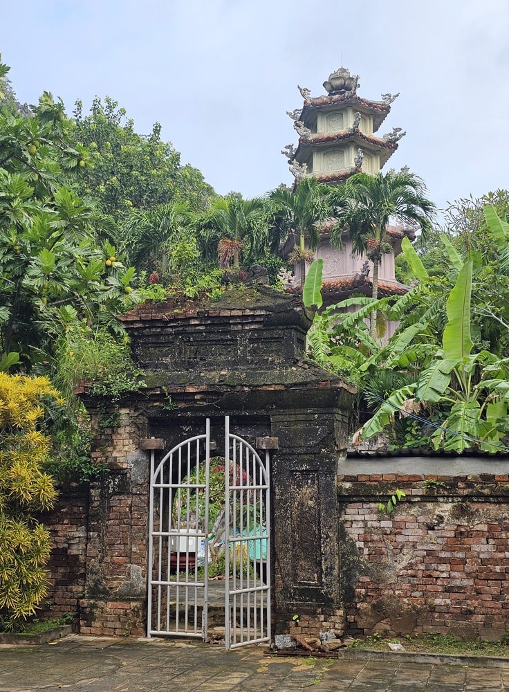 Porte d'entrée d'un temple sur la montagne de marbre, le tout recouvert de feuillage