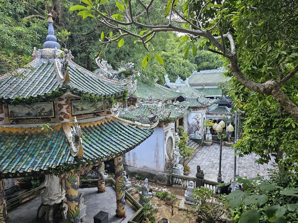 Quelques temples bouddhistes de couleur verte à la montagne de marbre de Danang, lors de notre séjour au Vietnam