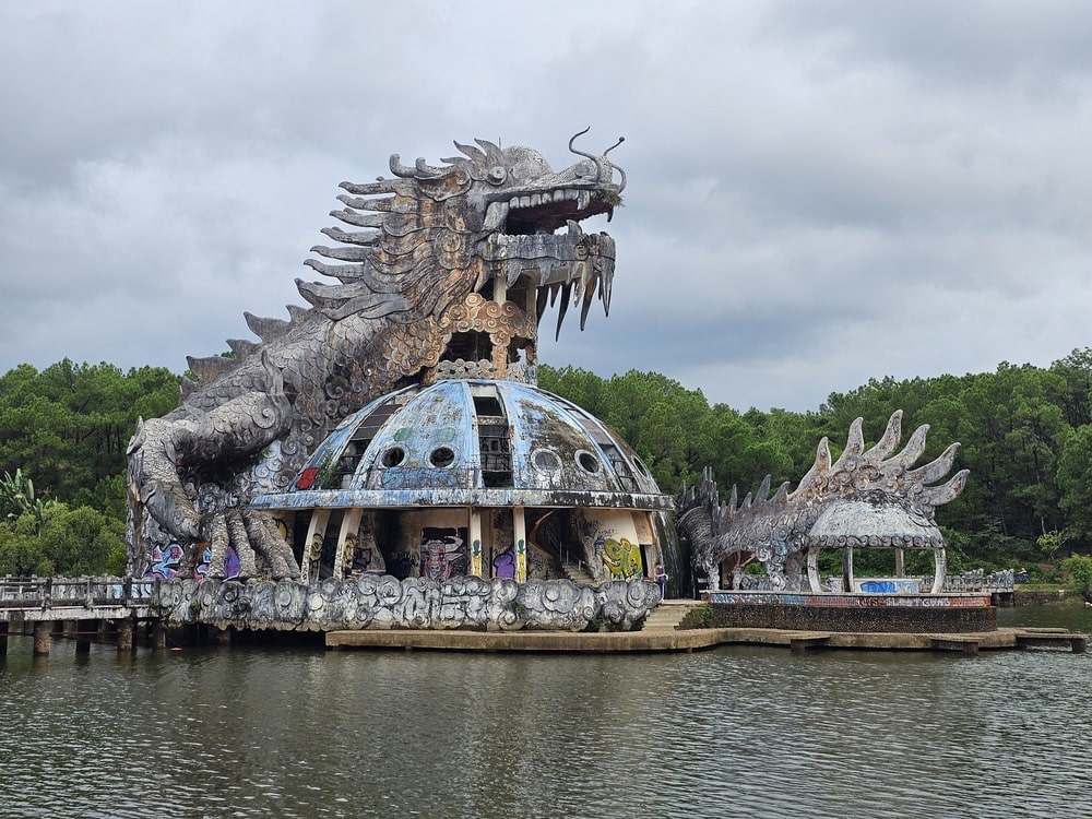 Parc aquatique abandonné remplis de graffitis à voir à Hué, lors d'un itinéraire au Vietnam