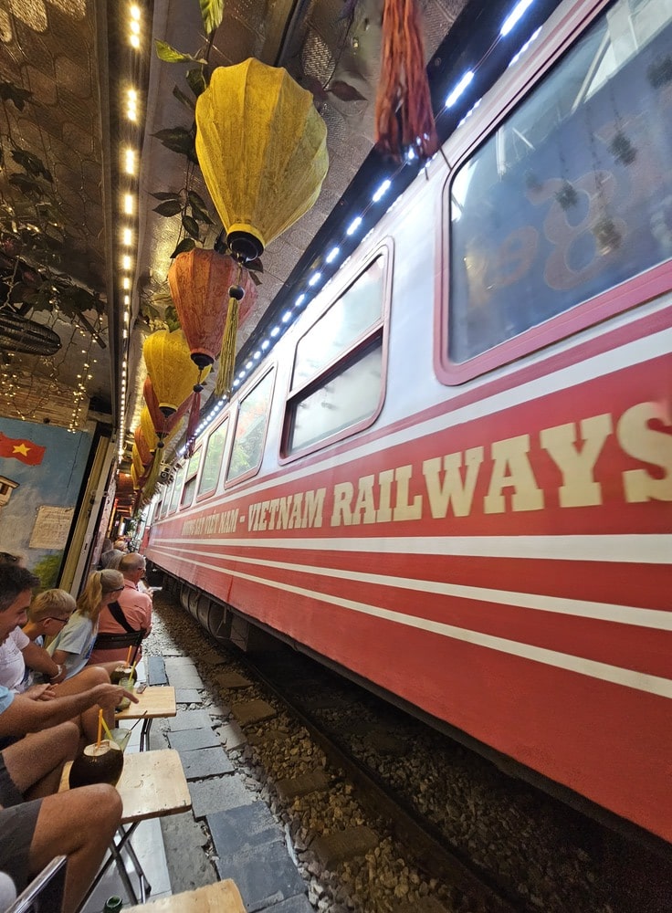 Le train de Hanoi passe devant nous, à quelques centimètres à peine de nos visages