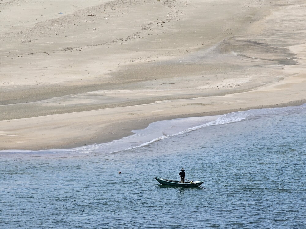 Pêcheur d'huîtres de Lang Co, aperçu sur la route du col des nuages, près de Lang Co pendant notre itinéraire au Vietnam