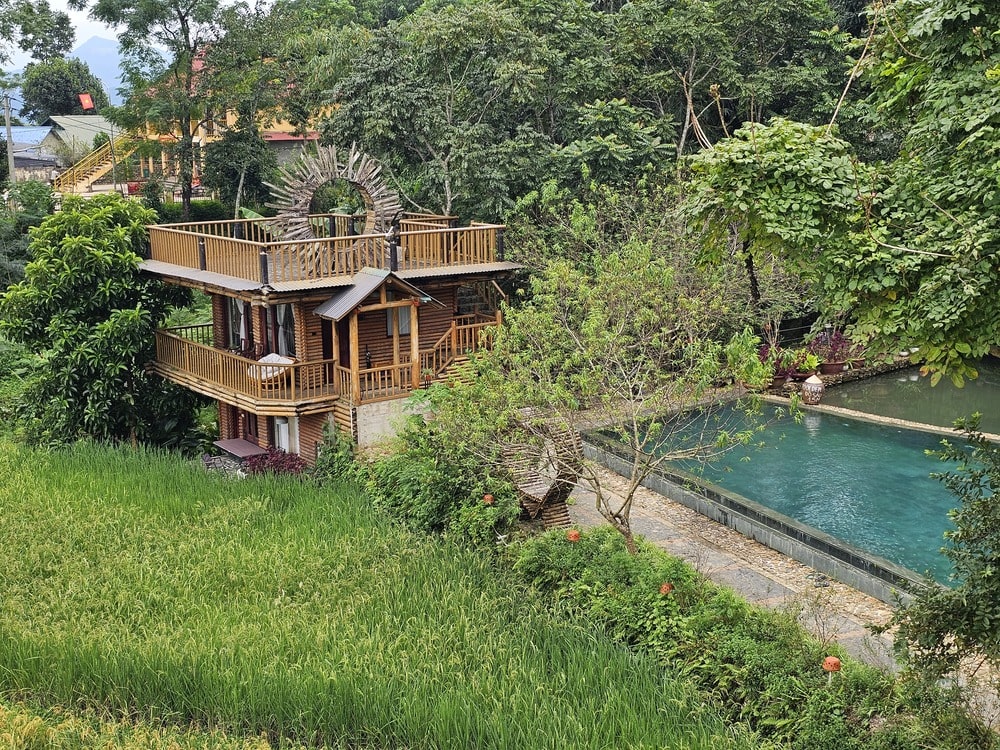 Hébergement Pu Luong Jungle Lodge avec sa piscine, où nous avons séjourné 3 jours pendant notre itinéraire au Vietnam