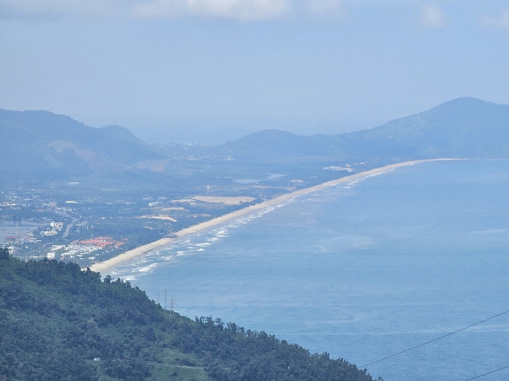 Longue plage visible de la Hai Van Pass, entre Hoi An et Hué, au Vietnam