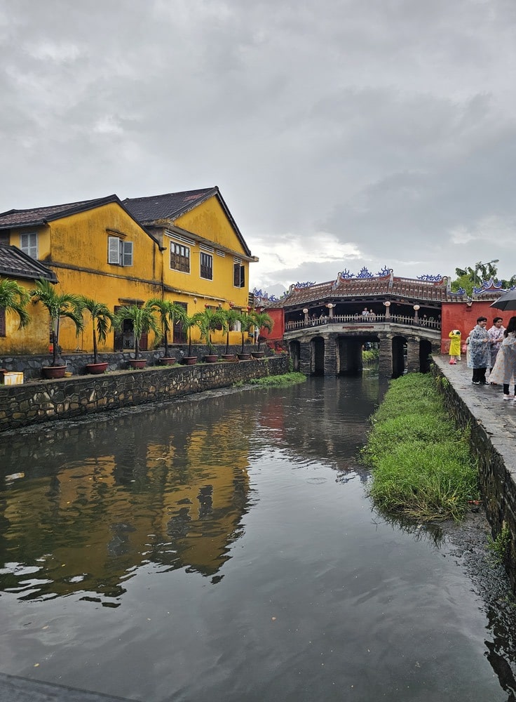 Pont couvert japonais sous la pluie à Hoi An en voyage au Vietnam