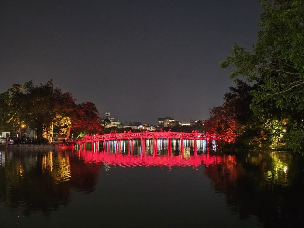 Pont rouge illuminé pour se rendre à l'île de Jade à Hanoi, le soir