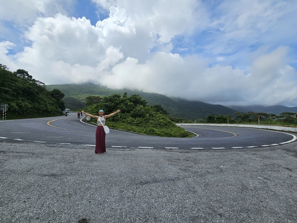 Ma soeur dans un virage en épingle de la route du col des nuages, entre Hoi An et Hué, au Vietnam