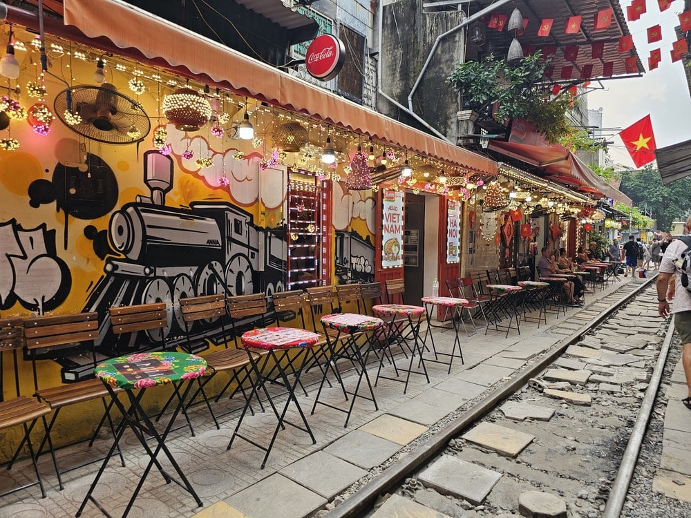 Hanoi Street est un endroit très populaire au Vietnam pour voir le train passer