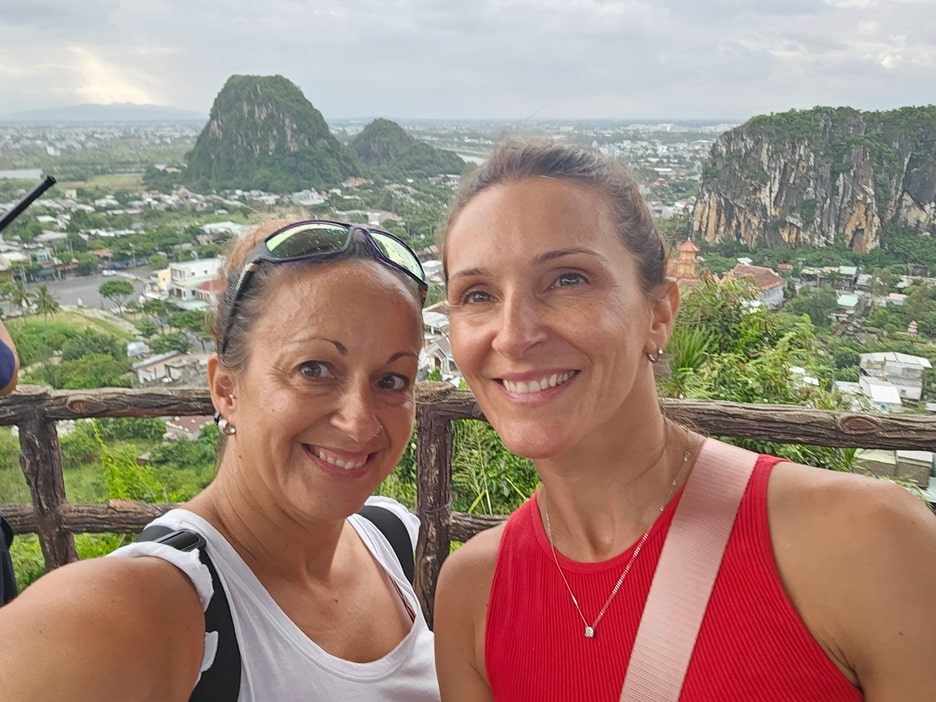Ma soeur et moi au sommet de Marble Mountain près de Danang