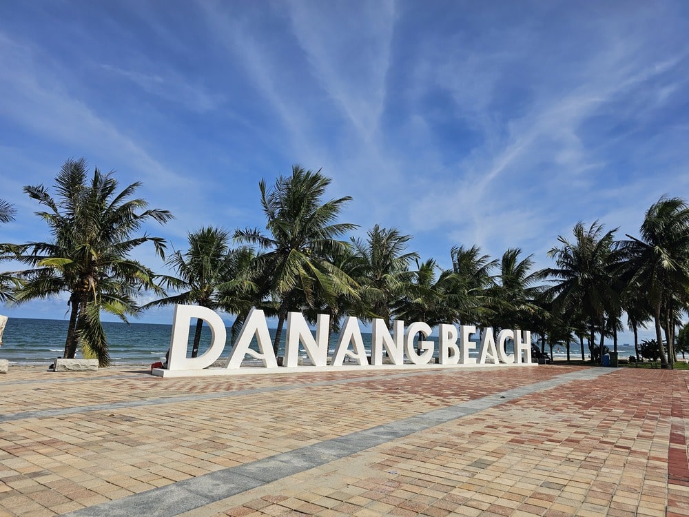 Symbole de Danang visible à la plage de My Khe avec ses palmiers, en voyage au Vietnam
