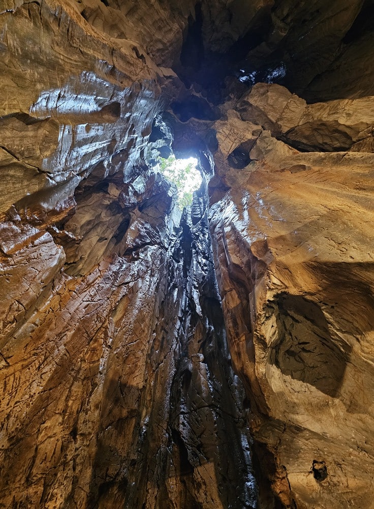 Trou de lumière au plafond de la grotte du Paradis à Marble Mountain, à Danang
