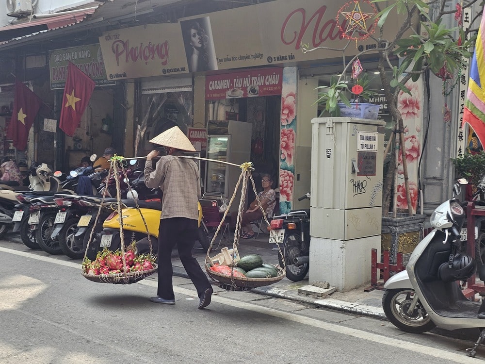 Marchant de rue à Hanoi