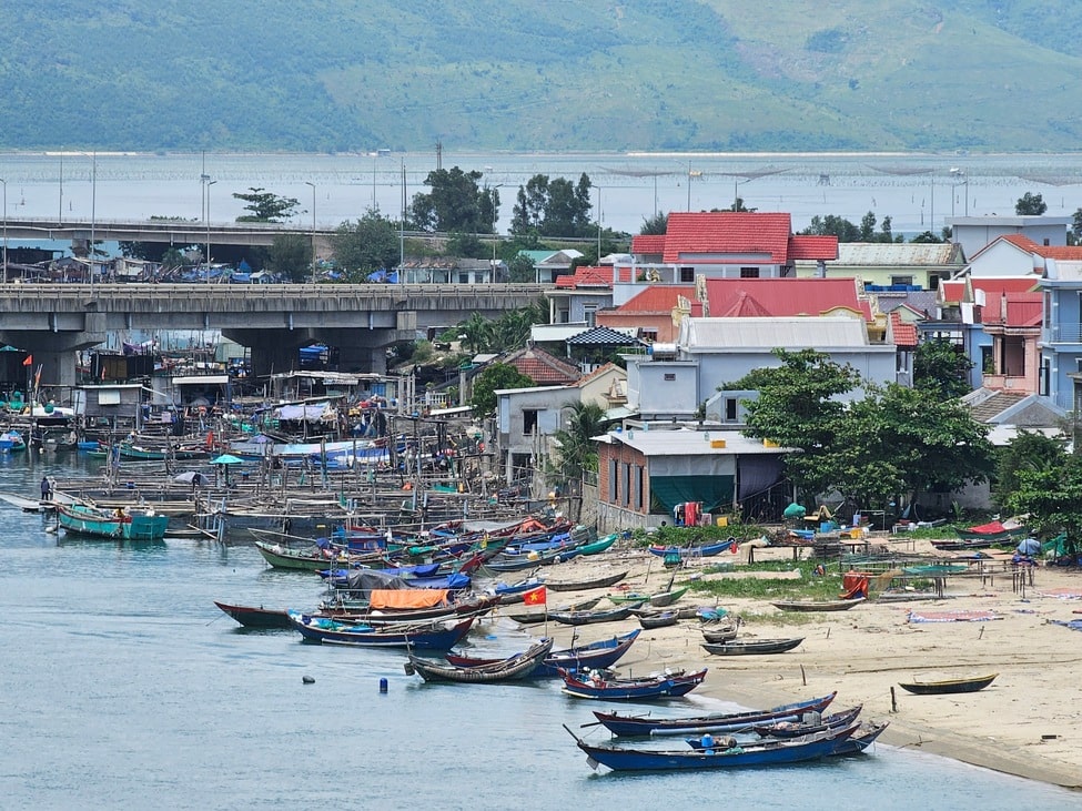 Petit village sur le bord de l'eau avec des barques, qu'on nomme Lang Co, au Vietnam