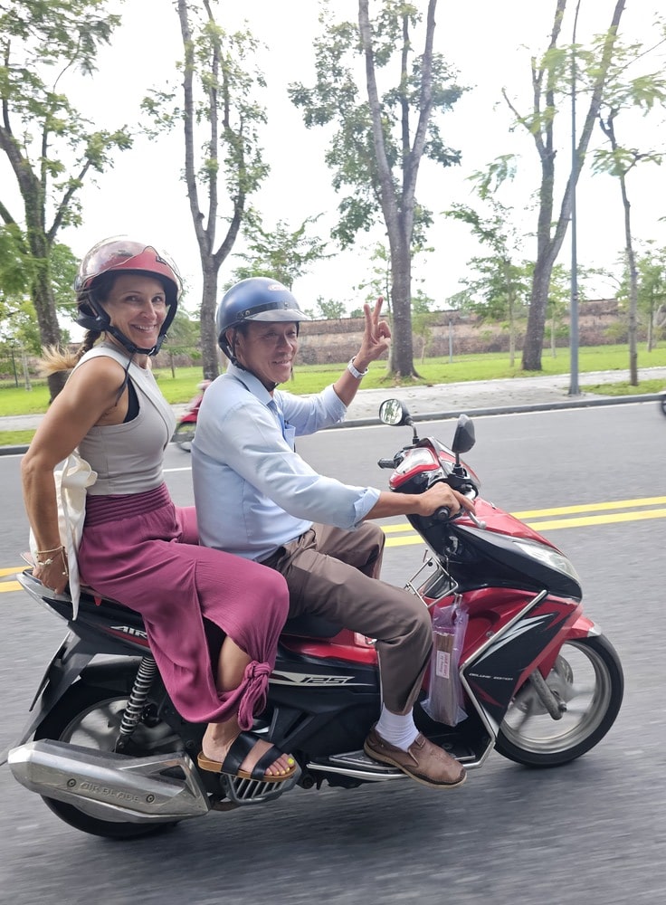 Ma soeur et son chauffeur de scooter sur la route de Hue au Vietnam